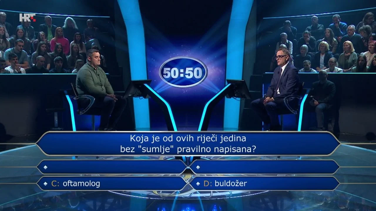 Kadar studija kviza s prikazanim pitanjem i odgovorima C i D na ekranu