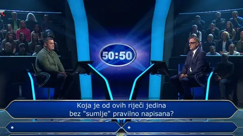Dva natjecatelja sjede u plavom studiju kviza 50:50 s publikom u pozadini