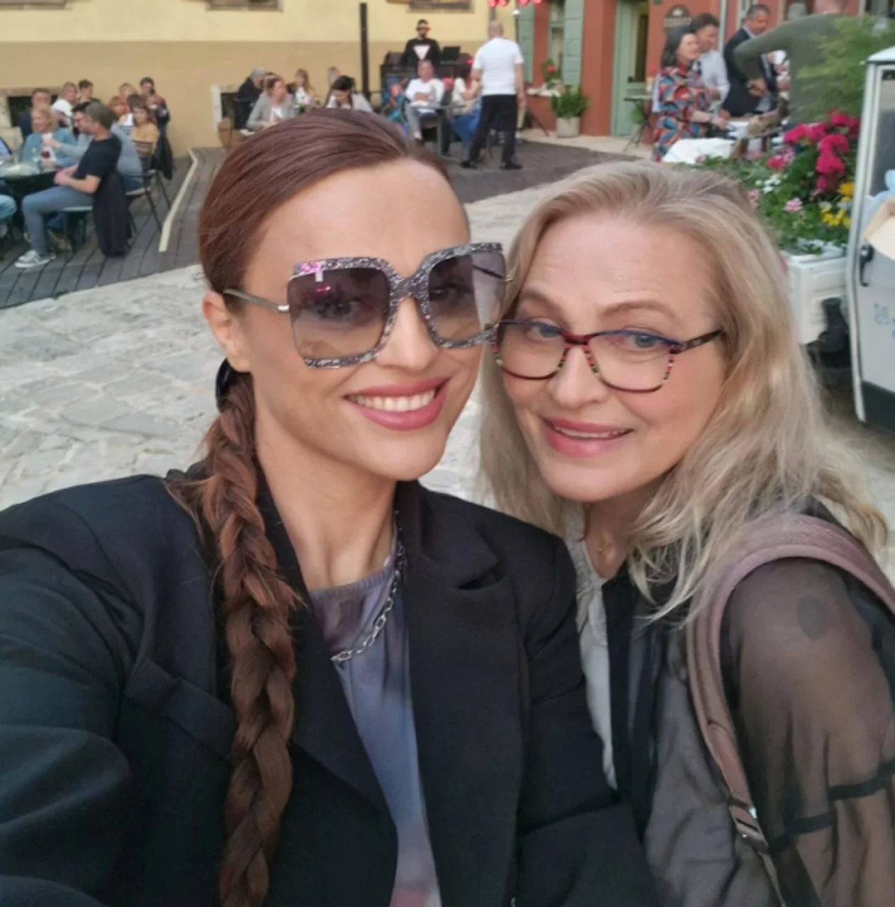 Selfie Antonije Šole i njezine majke Kaje s naočalama