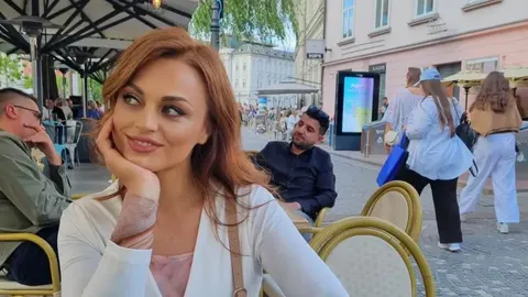 Portret pjevačice Antonije Šole s crvenkastom kosom u kafiću