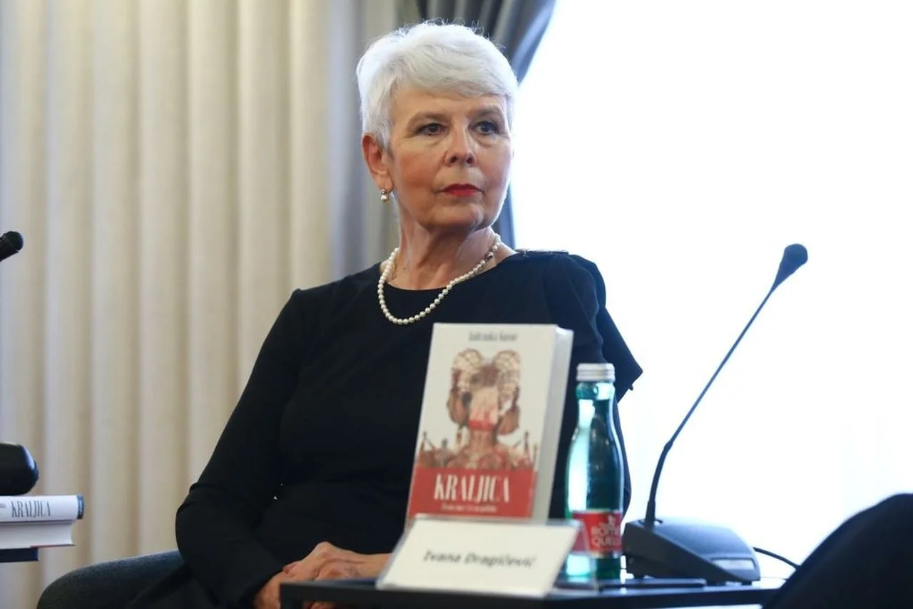Jadranka Kosor sjedi za stolom uz knjigu 'Kraljica'