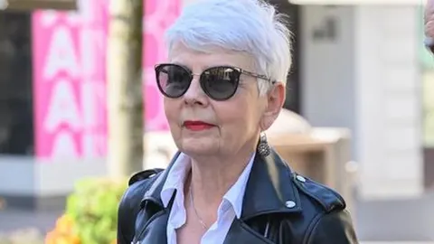 Portret Jadranke Kosor snažnog izraza lica u crnoj kožnoj jakni