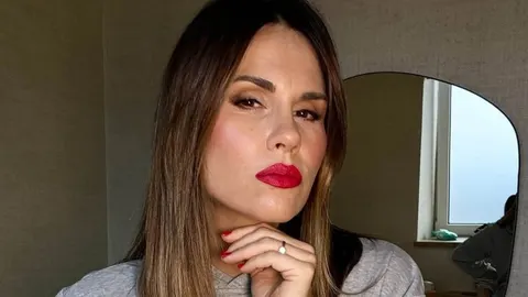 Portret Viktorije Rađe s crvenim ružem i sivu majicom