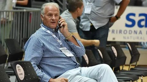 Željko Pavličević u plavoj prugastoj košulji razgovara putem mobitela