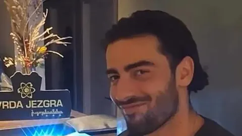 Portret pjevača Šime Eleza s blagim osmijehom