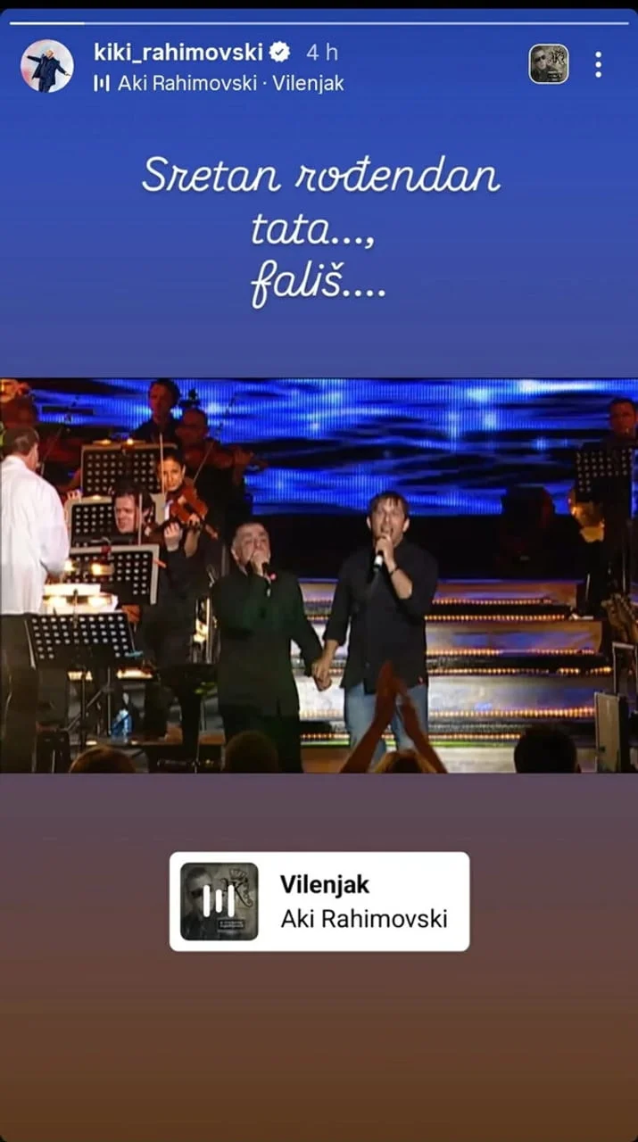 Snimka s koncerta gdje Aki i Kiki Rahimovski drže ruke