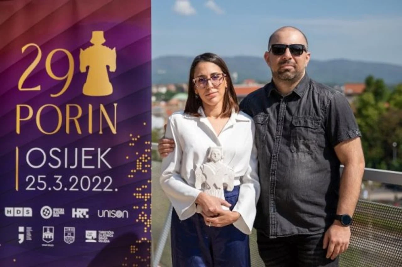 Kiki Rahimovski i žena s Porin nagradom pored promotora