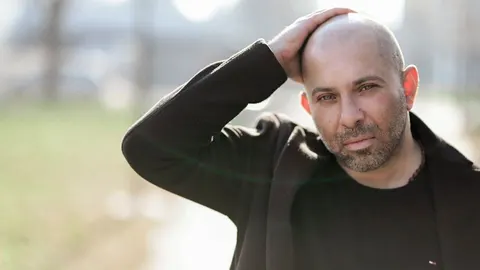 Portret Kristijana Kikija Rahimovskog u crnom kaputu