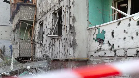 Oštećena stambena zgrada s brojnim rupama od shrapnela i eksplozija