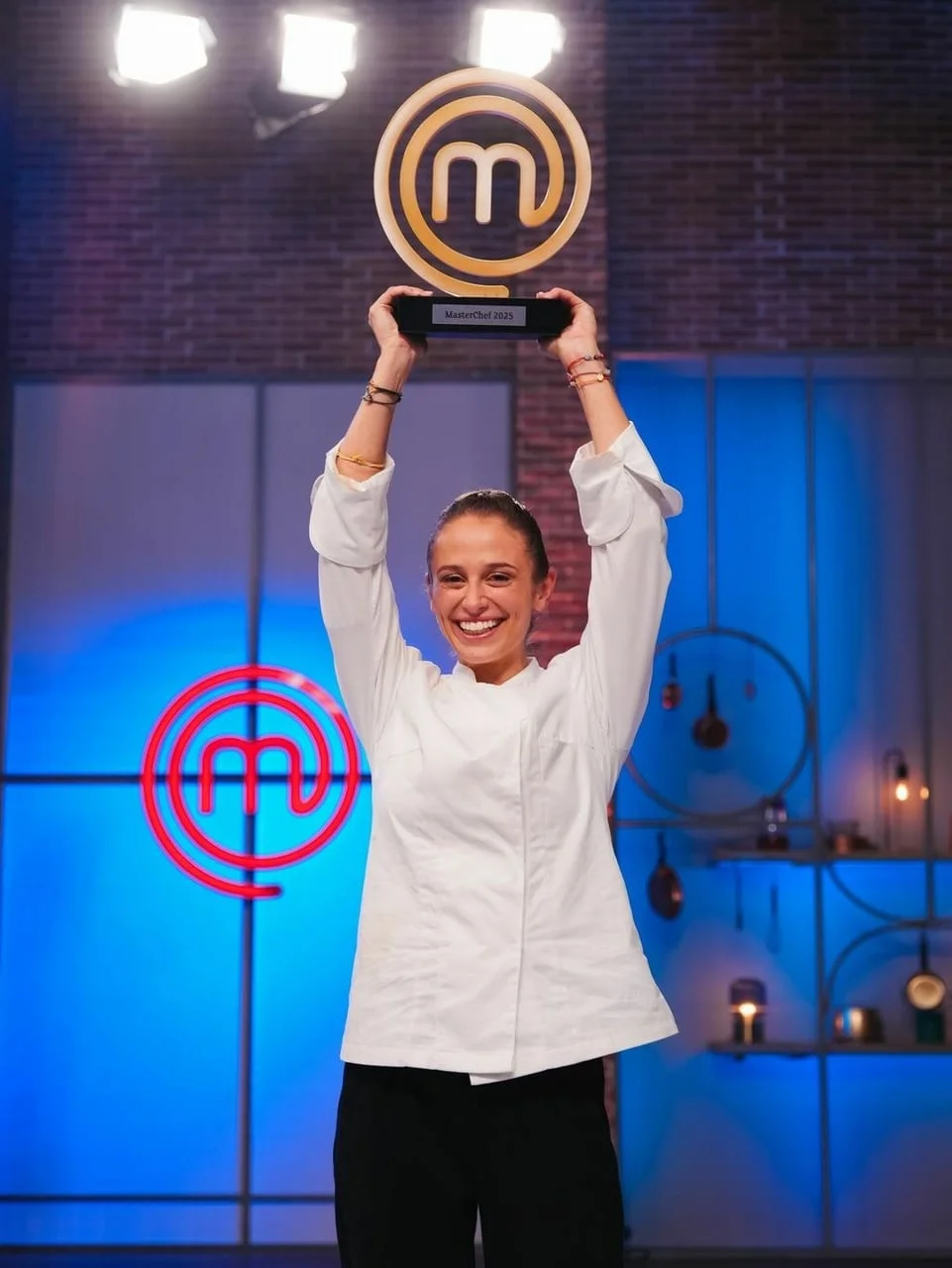 Endrina Muqaj podiže trofej MasterChefa iznad glave