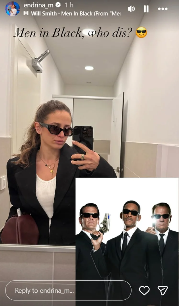 Selfie Endrine u crnom odelu i naočalama uz kolaž filma