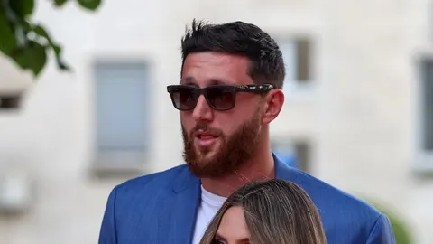 Portret Jusufa Nurkića u plavom saku i sunčanim naočalama