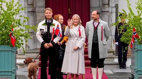 Princeza Mette-Marit i članovi norveške kraljevske obitelji u svečanoj odjeći