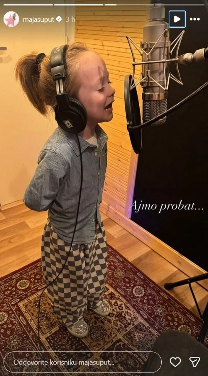 Dječak s headphoneima pjeva u profesionalnom studiju