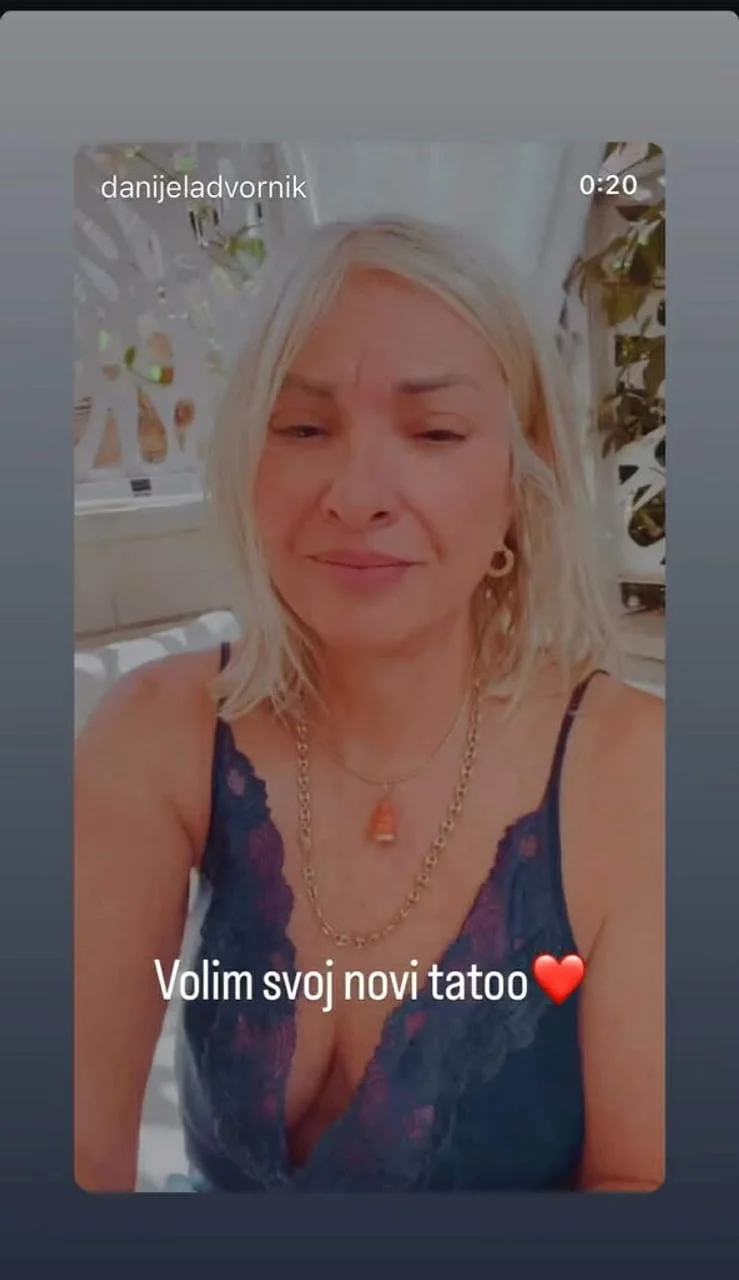 Danijela Dvornik u plavoj čipkastoj haljini s nakitom