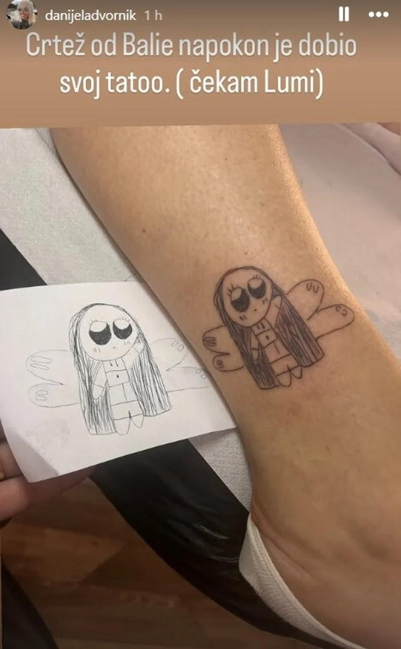 Mala tetovaža crtanog lika na podlaktici uz originalni crtež