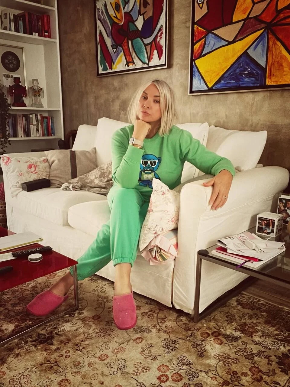 Danijela Dvornik u zelenom trenerci u dnevnom boravku