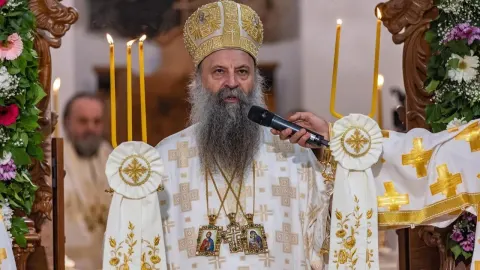 Patrijarh Porfirije u svečanoj bijeloj odori s mitrom govori na mikrofon