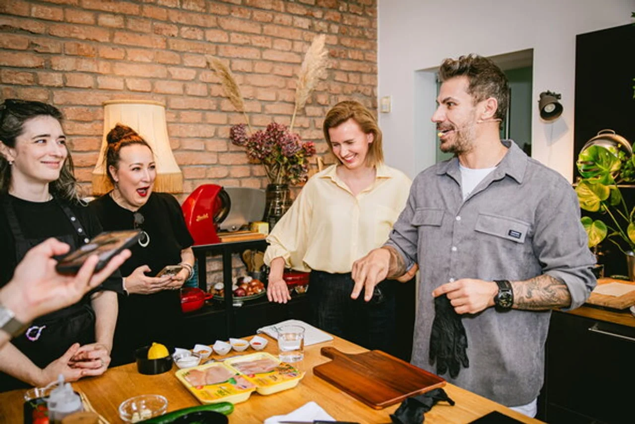 Chef Akis razgovara s ženama oko pripreme hrane u kuhinji
