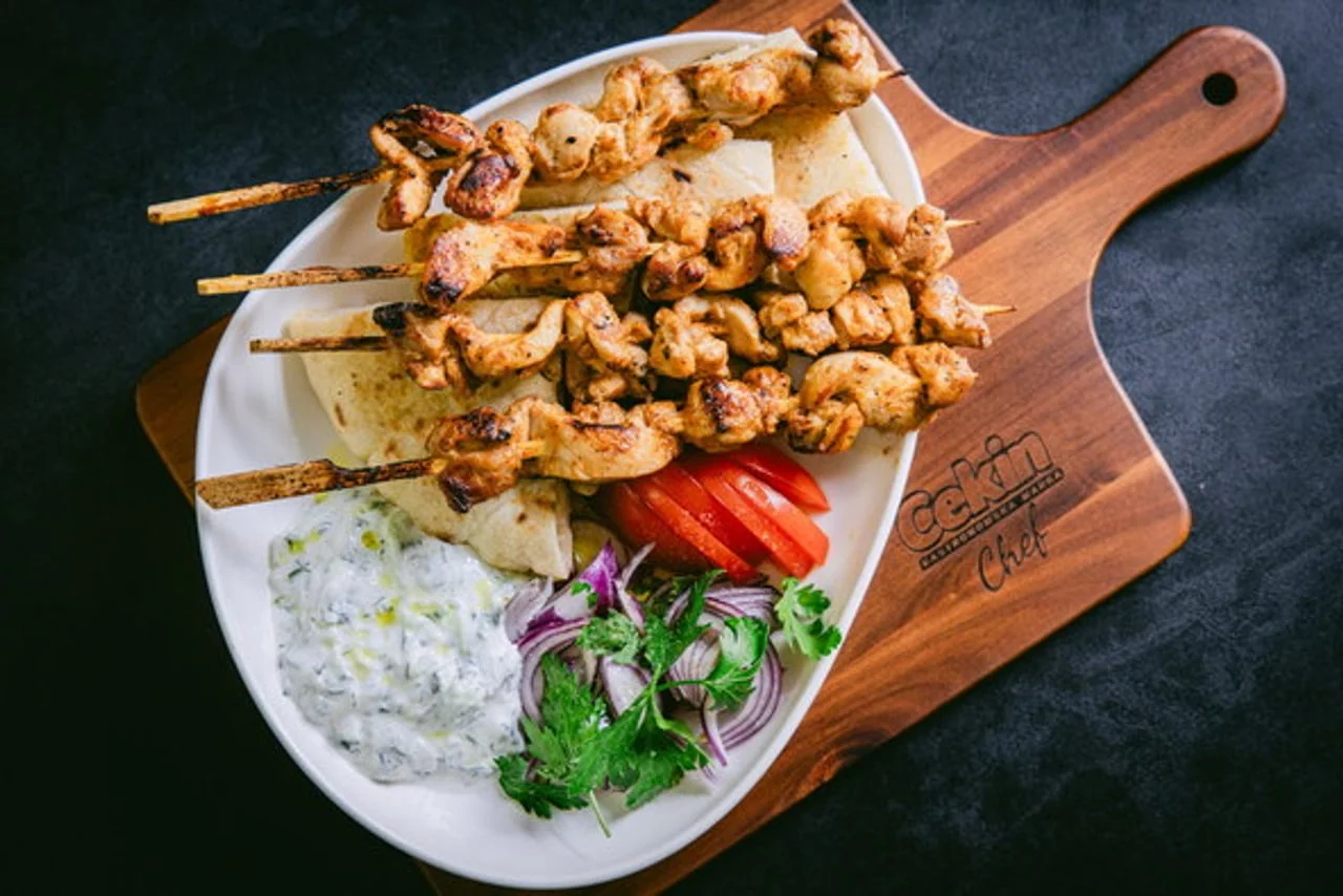 Pileći ražnjići s pita kruhom, tzatziki umakom i salatom