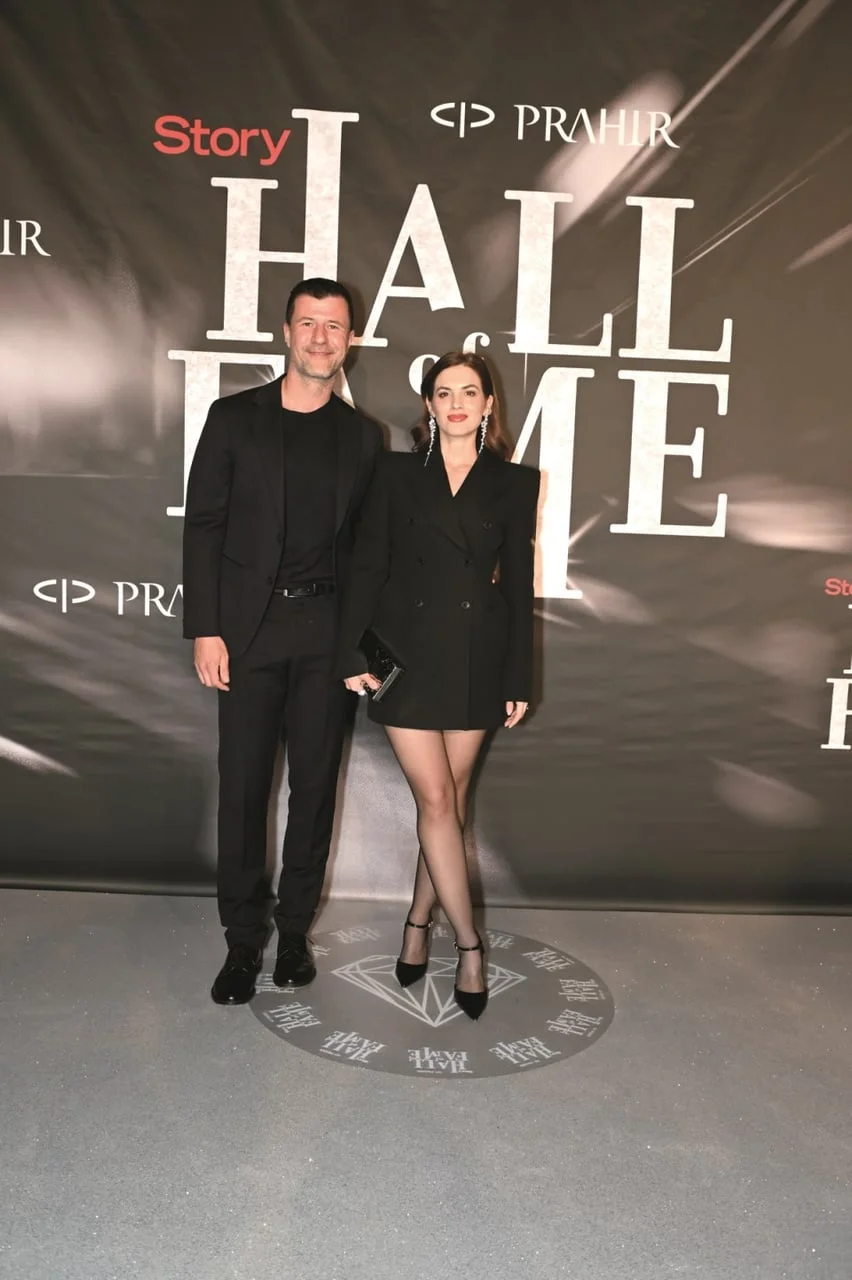 Arija Rizvić i Marko Vargek u crnim odjecima ispred pozadine Hall of Fame