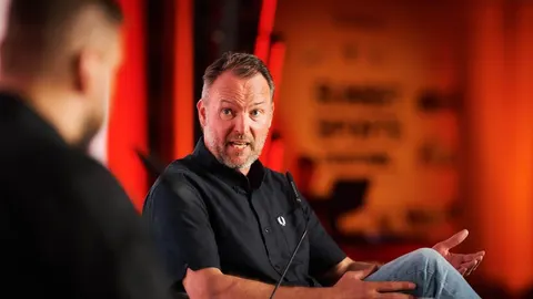 Dagur Sigurðsson u crnoj košulji govori na događaju