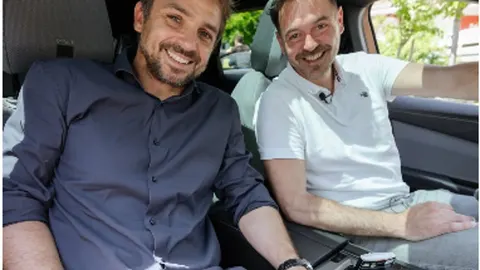 Osmijani Niko Kranjčar i sugovornik u automobilu