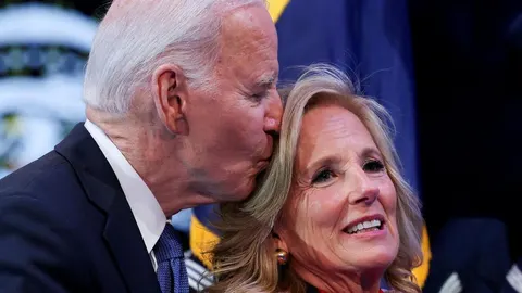 Joe Biden ljubi Jill Biden u obraz tijekom javnog nastupa