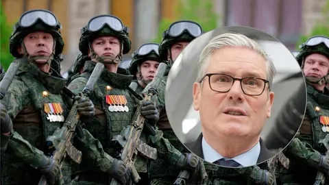 Portret Keira Starmera u krugu ispred reda ruskih vojnika u uniformama