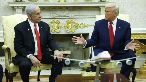 Benjamin Netanyahu i Donald Trump u razgovoru u Bijeloj kući