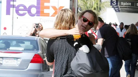 Glumac Heath Ledger u sunčanim naočalama grli ženu na ulici