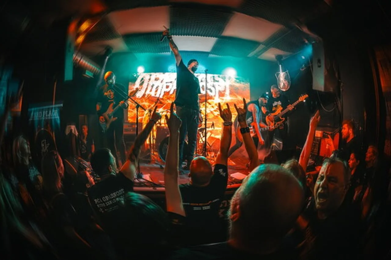 Rock bend nastupa na sceni pred uzbuđenom publikom