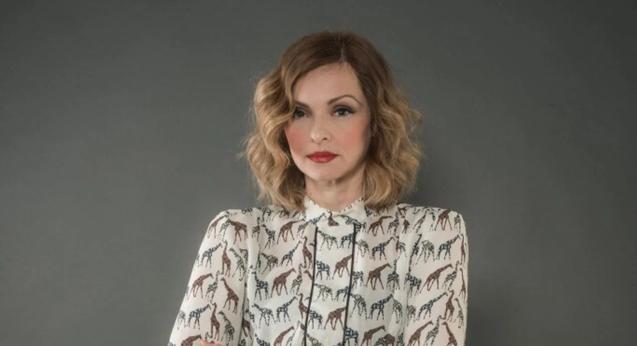 Studio portret Ines Bojanić u košulji s uzorkom žirafa
