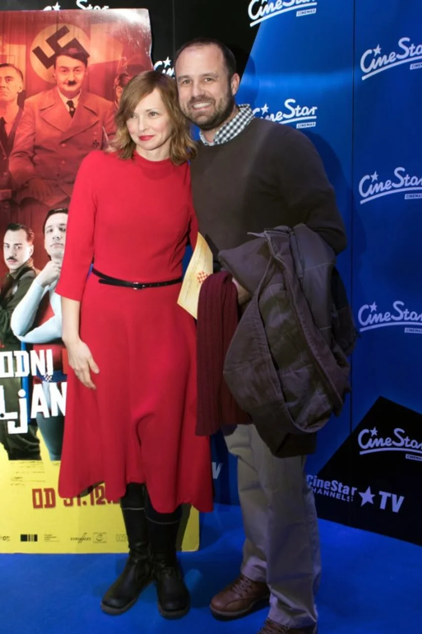 Ines Bojanić u crvenoj haljini i muškarac ispred CineStar pozadine