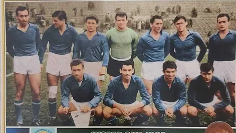 Zbirna fotografija nogometne reprezentacije Jugoslavije u plavim dresovima i bijelim hlačama