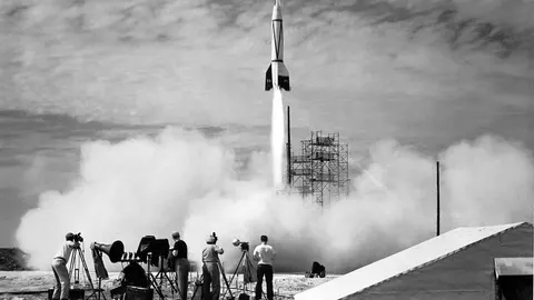 Crno-bijela fotografija polijeta rane rakete kroz gusti oblak dima