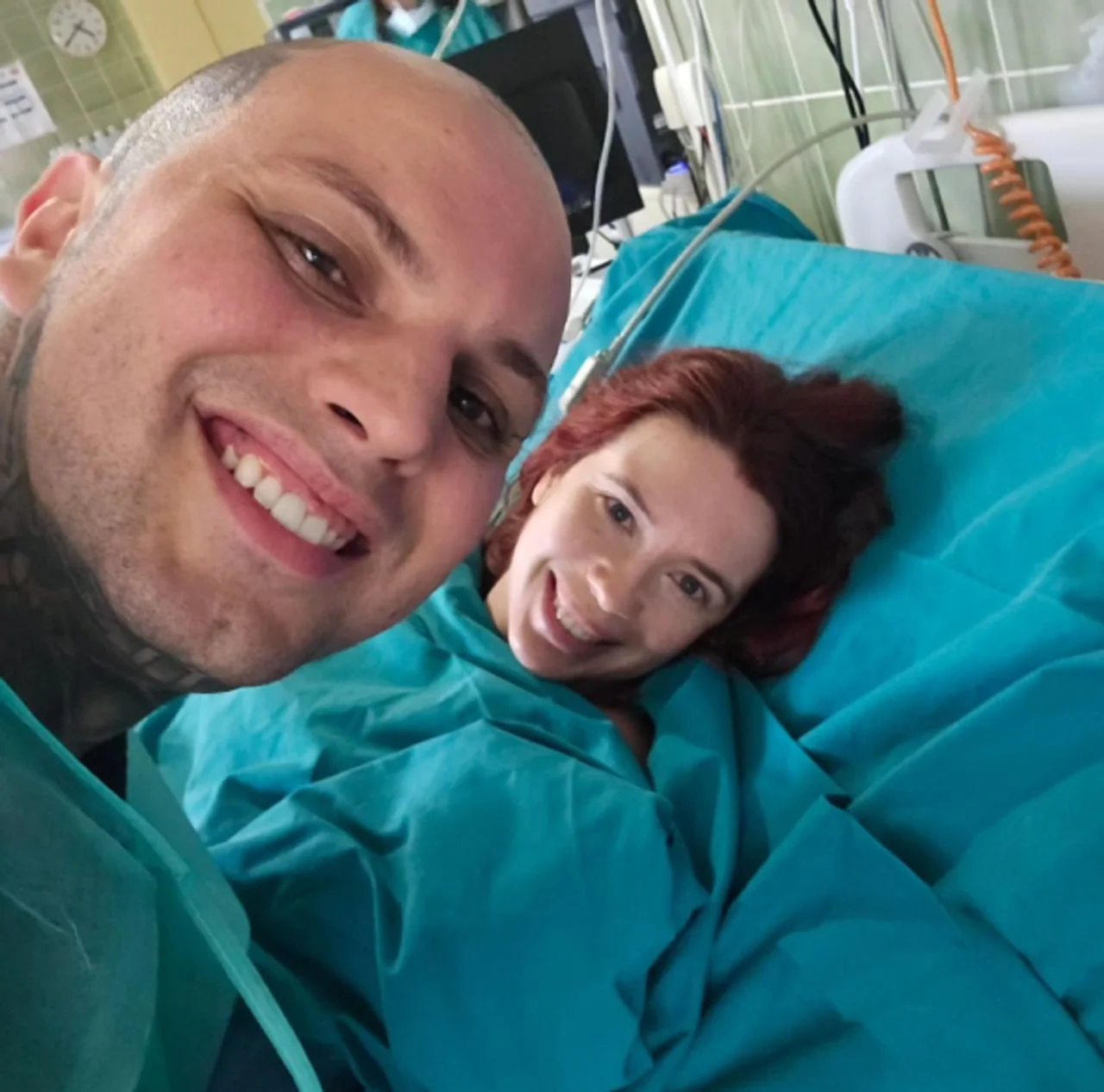 Selfie muškarca i žene koja leži u bolničkom krevetu