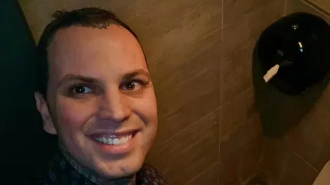 Portret muškarca s osmihom i tetovažom na čelu