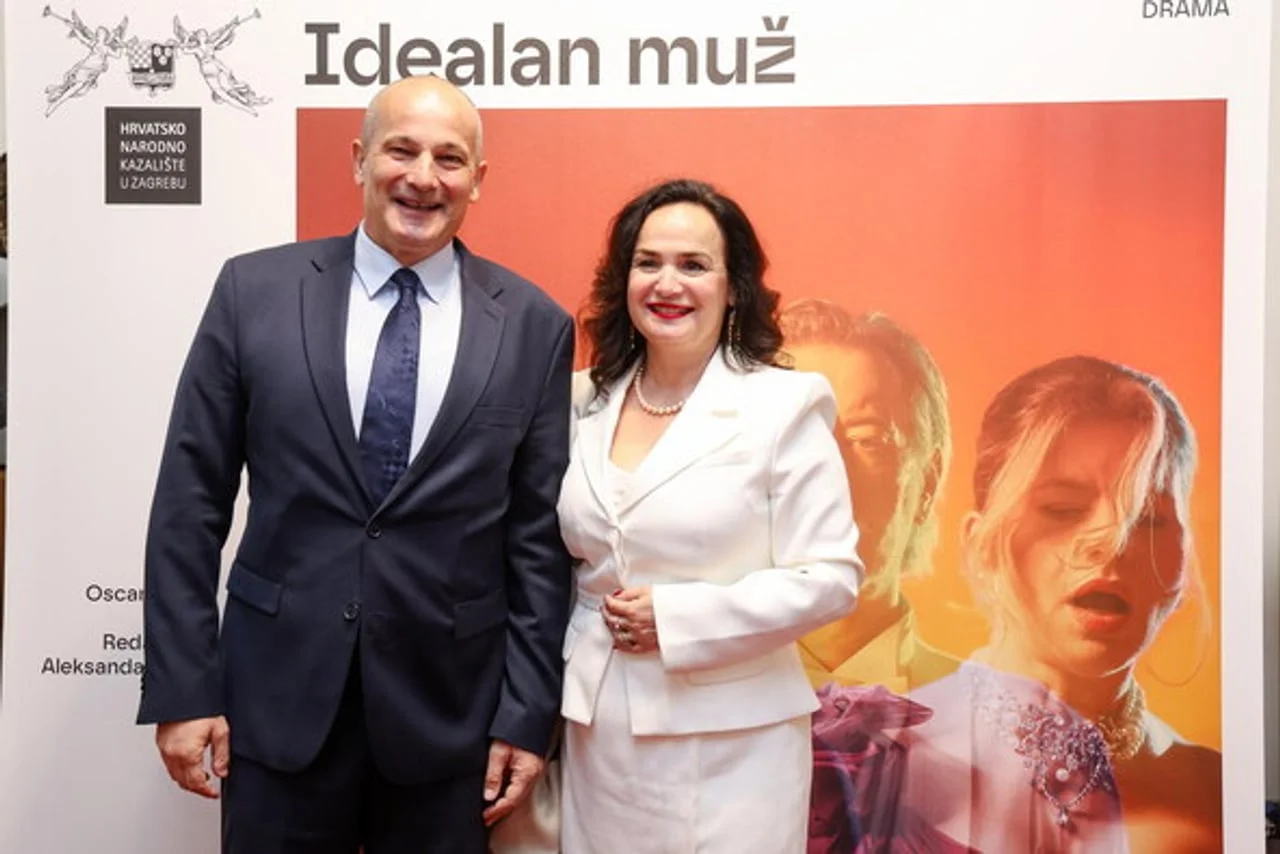 Orsat Miljenić i žena u beloj haljini ispred promotivnog panoa
