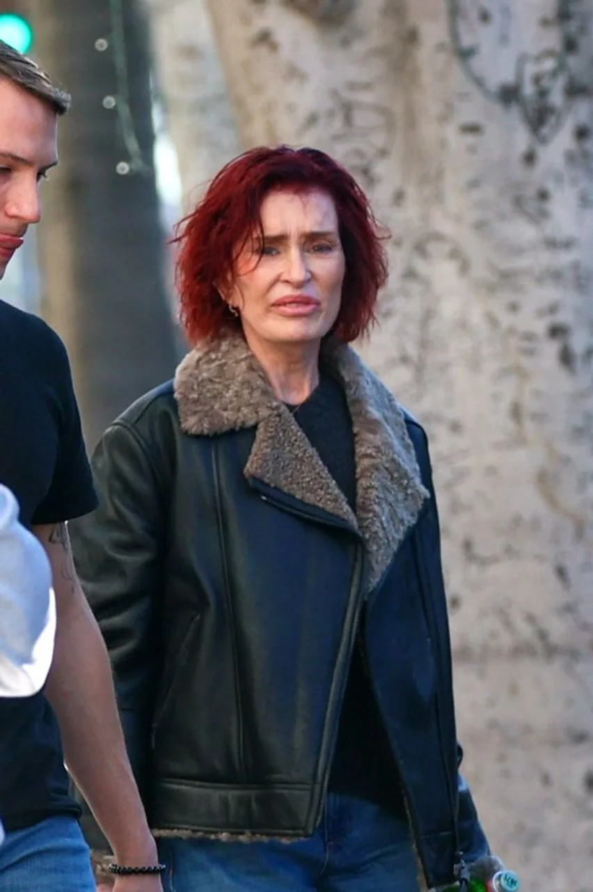 Sharon Osbourne u crnoj kožnoj jakni s krznenom kragnom na ulici