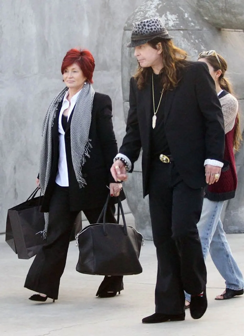 Sharon Osbourne i Ozzy Osbourne drže se za ruke i šetaju