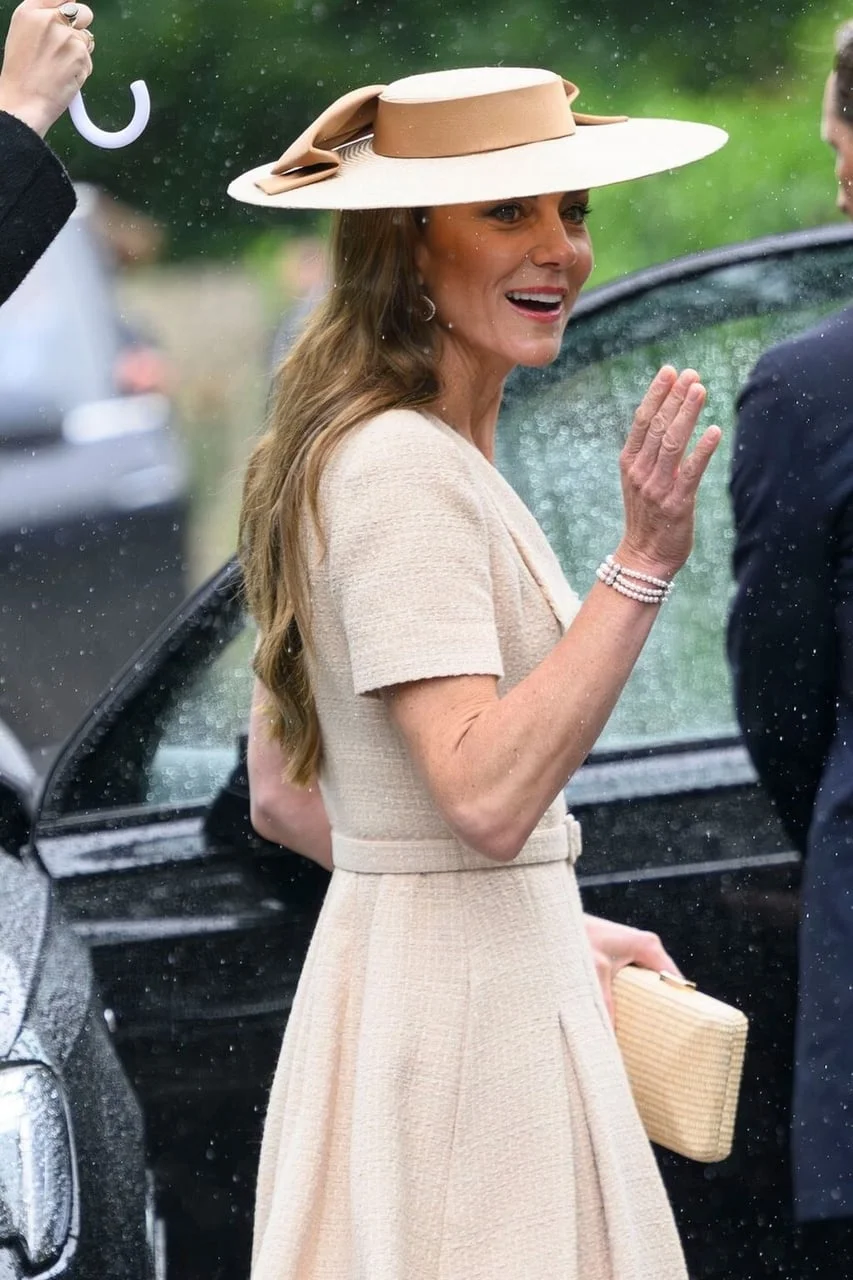 Kate Middleton maše rukom izlazeći iz crnog automobila