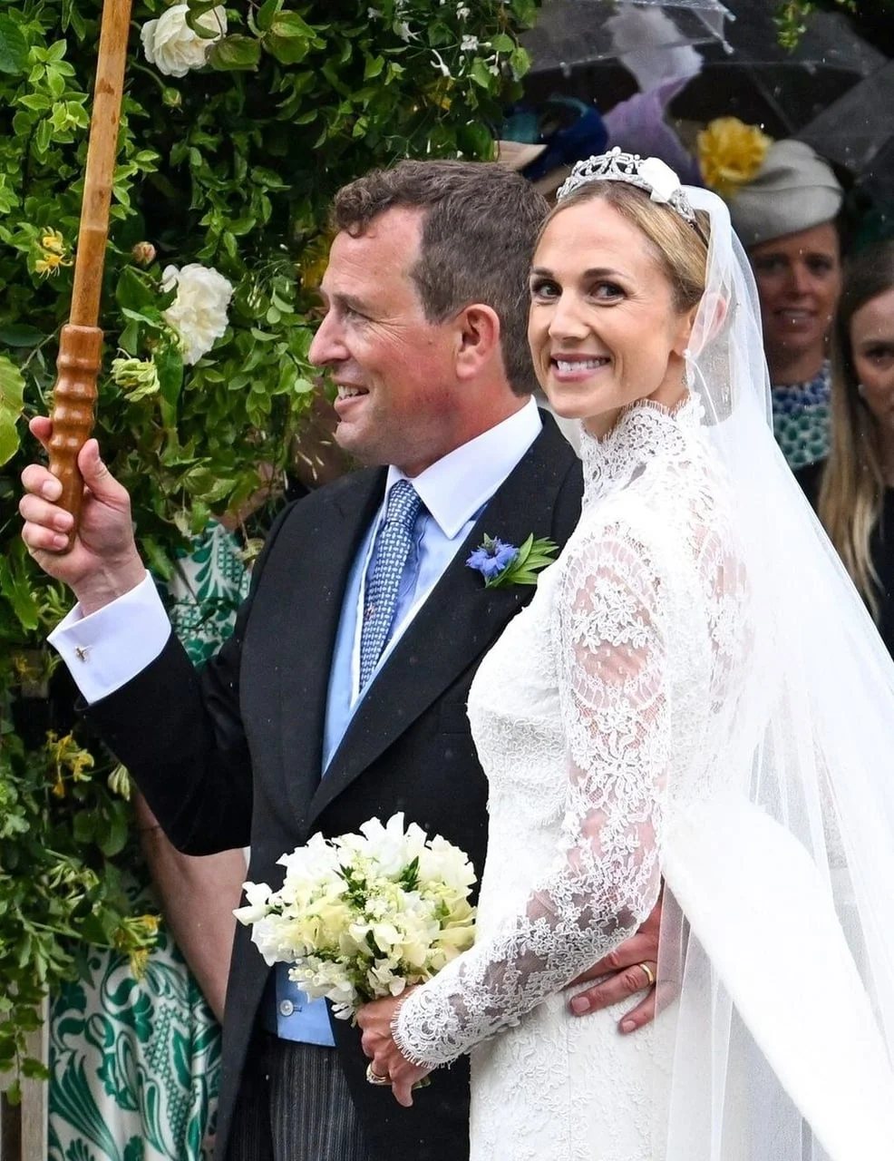 Mladozenci uWedding odjeći s bijelim cvijećem