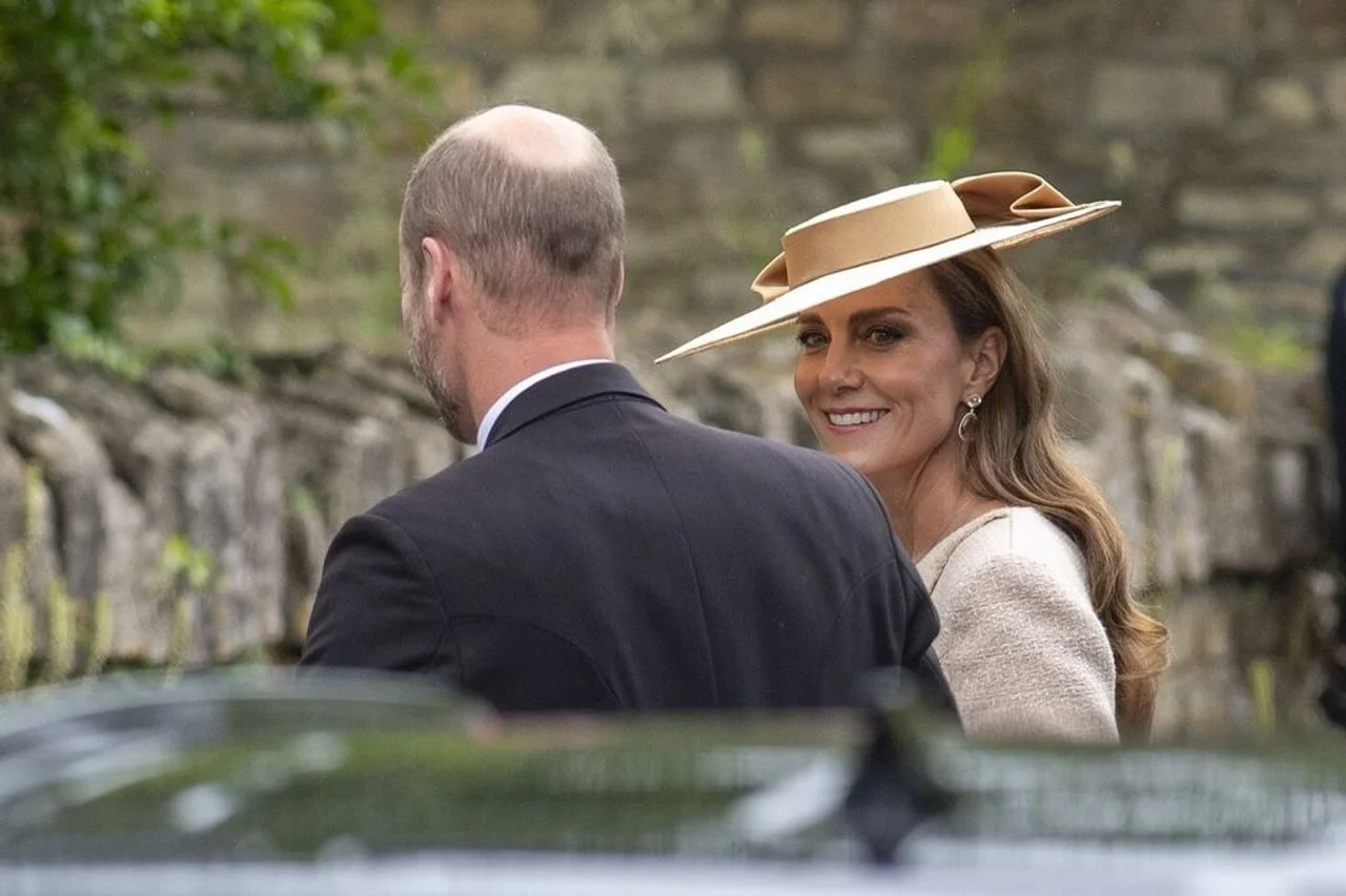 Kate Middleton smije se dok razgovara s muškarcem