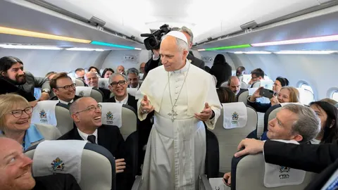 Papa Franjo u putničkom zrakoplovu razgovara s putnicima