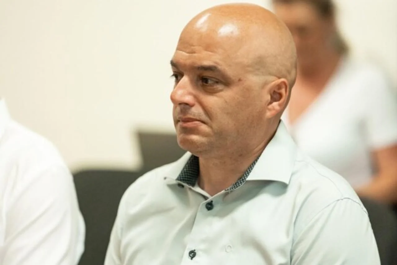 Krupni plan glave i ramena muškarca u svijetloj košulji