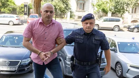 Muškarac u narcištima i policajac u uniformi na ulici