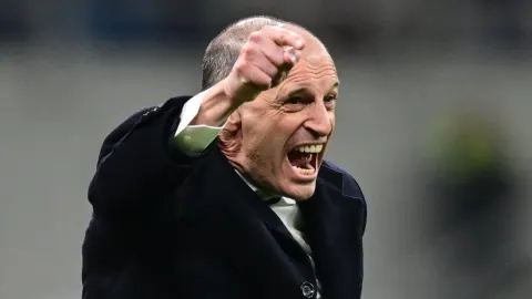 Massimiliano Allegri s podignutom šakom i emotivnim izrazom lica na stadionu.