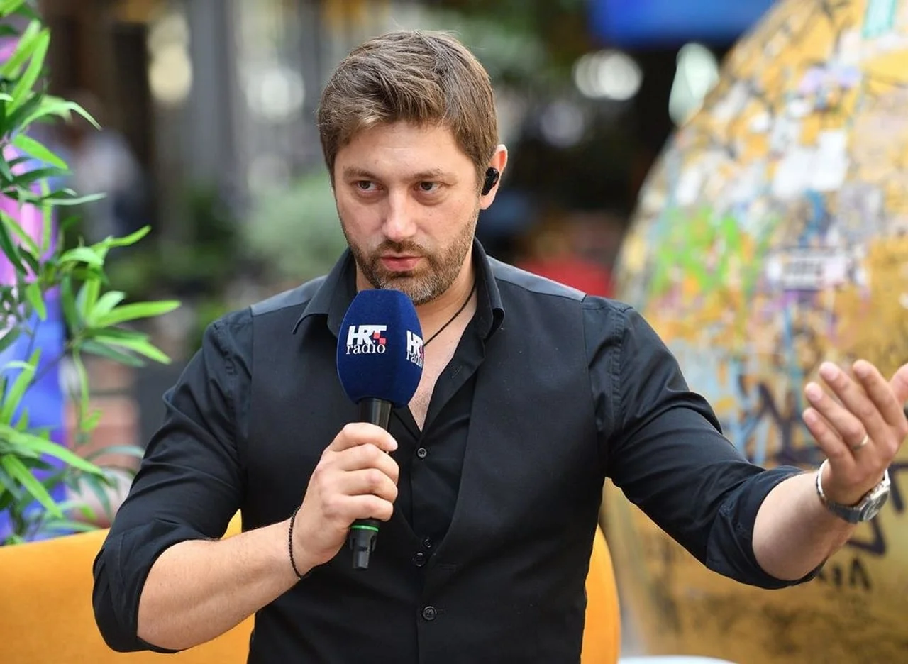 Muškarac s mikrofonu HRT Radija u crnoj košulji