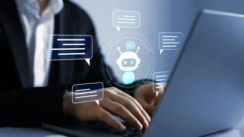 Osoba koristi laptop s digitalnim prikazom AI bota i prozorima za chat